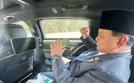 Tangan Mengepal, Prabowo Tonton Timnas Indonesia Lawan Arab Saudi Lewat Handphone