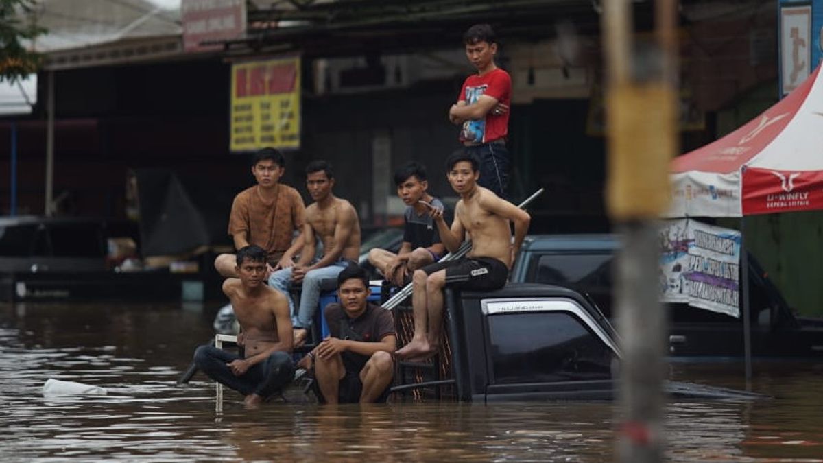 Flood 'Memories' When Students In Jakarta Begin To Return To School
