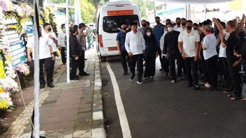 Wearing A White Shirt And Black Coffee, President Jokowi Visits Moeldoko's Wife's Funeral Home