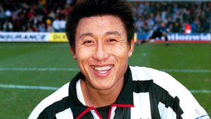 Legenda China Bekas Pemain Grimsby Town, Zhang Enhua Meninggal Dunia