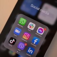 California Teken RUU yang Mengatur Chatbot, Deepfake, dan Pembatasan Usia Medsos untuk Anak