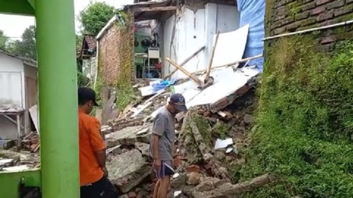 ニャリンドゥンスカブミの移動式土地災害により、数十軒の家屋が被害を受けました