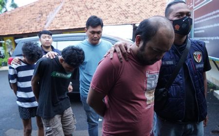 Modal Lencana Palsu, Tiga Buser Narkoba Gadungan Dibekuk Polisi saat Beraksi di Palmerah