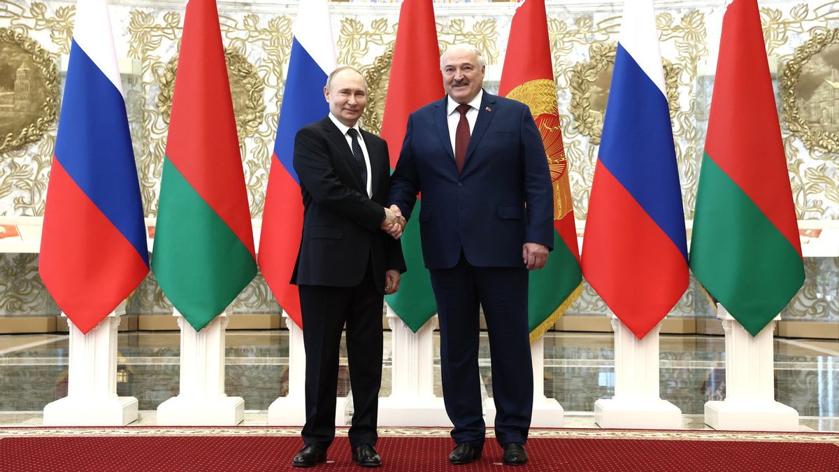 President Lukashenko Awarded President Putin's 70th Birthday