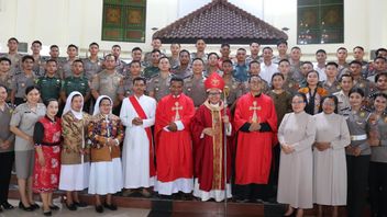 ar, au lieu de maintenir la sécurité, le personnel catholique de la police de Kaltara sert également au temple de l'église