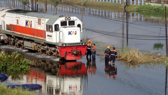 The Porong Sidoarjo Railway Can Be Crossed Even Though It Is Flooded