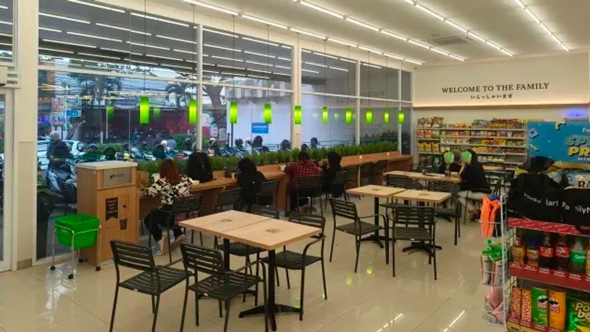 カフェだけでなく、コンビニエンスストアも若者のナイトライフを盛り上げます