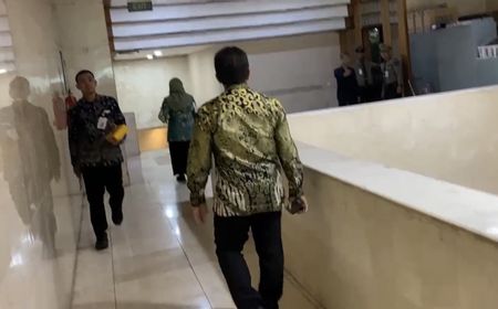 Sekjen DPR Bungkam, Kepala Tertunduk Saat Ditanya Dugaan Korupsi Rumah Dinas Anggota Dewan