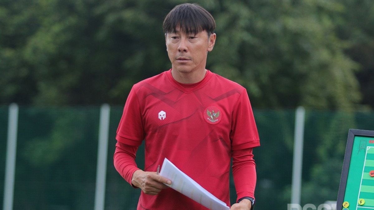 Viral Photo Of Indonesian National Team Player Eating Instant Noodles During TC In Turkey, Shin Tae-yong Gives Strong Warning