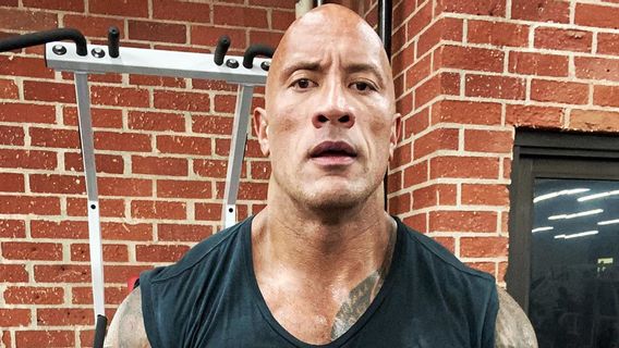 Dwayne Johnson Fracasse La Clôture De La Maison