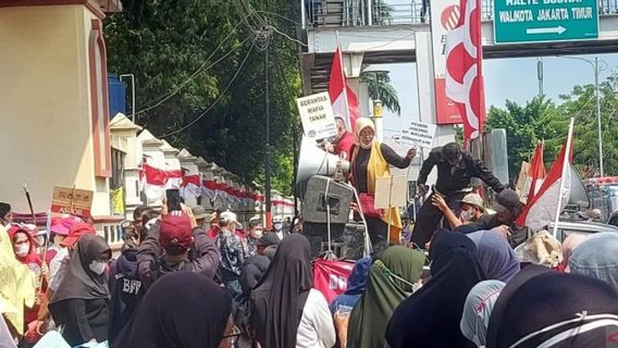 Demo Action Against Cakung – Cilincing Land Clearing Congests Roads In Front Of East Jakarta Mayor's Office