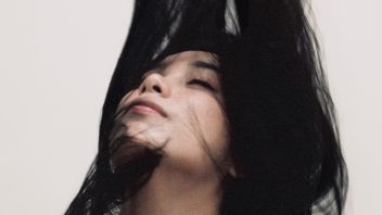 L/在EP首秀“Bloodline”中带领她的私人旅行折扣