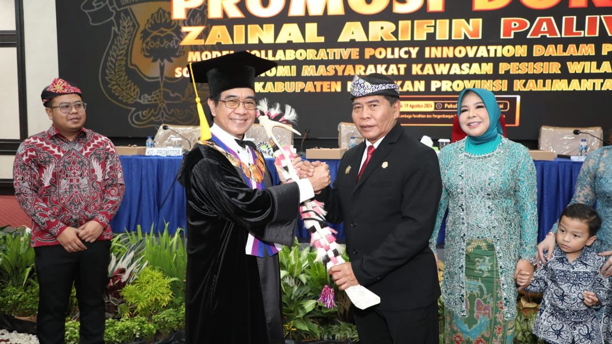 Discussing Social Issues Of Border Economy In Dissertation, Governor Of Kaltara Achieves Doctoral Degree