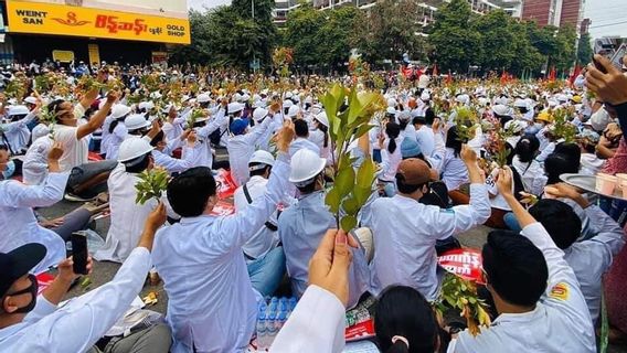 إضراب وطني ضد الانقلاب والجيش في ميانمار يعتقل المتظاهرين ويهدف إلى الصحفيين الكاميرا