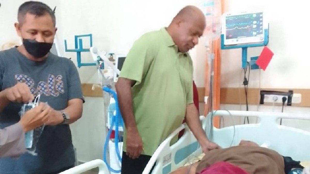 Brimob Members Who Were Victims Of Arrow Shots During The Dogiyai Riots Were Evacuated To Jayapura