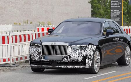 Rolls-Royce Ghost Facelift Tertangkap Kamera Uji Coba di Jerman, Meluncur di 2026