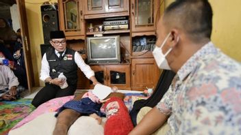 Heard 5-year-old Boy From Kuningan Has Malignant Cancer In His Right Leg, Ridwan Kamil Gives Cash And Basic Food Assistance