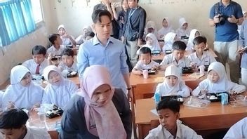 Gibran Tries Free Nutritious Eating At Sentul Bogor Elementary School