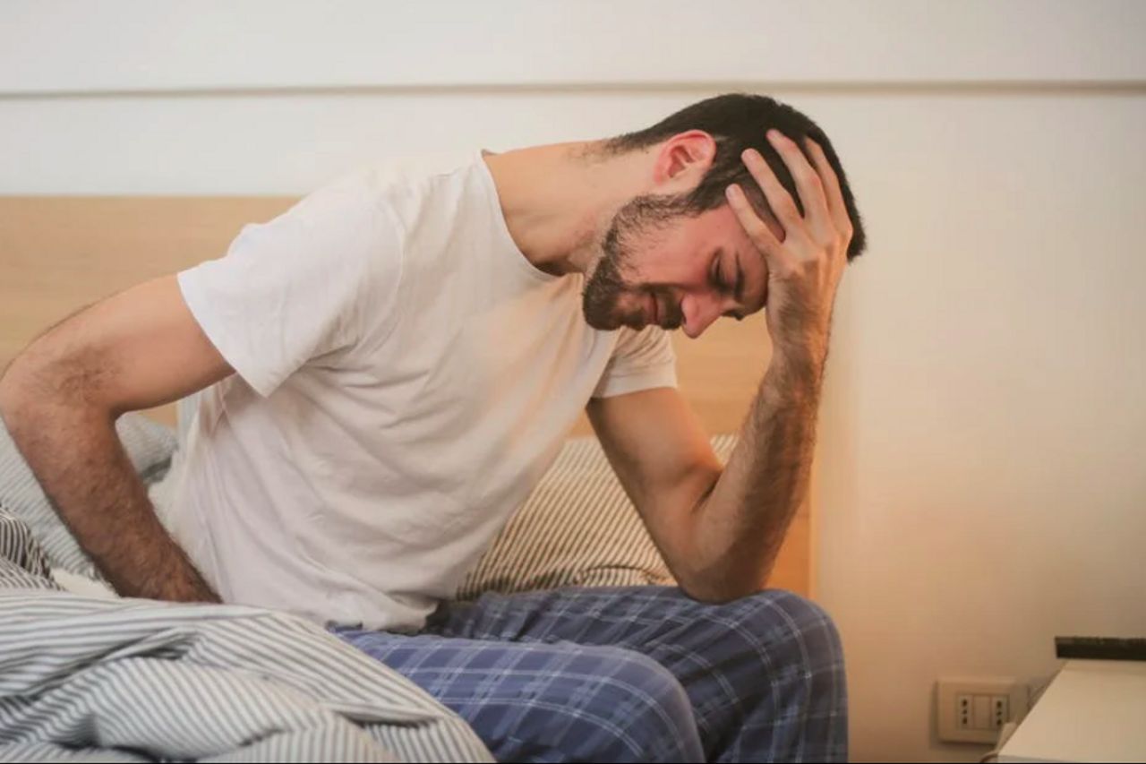 目を覚ますと頭痛が起こることが多いですか?それは8つの原因である可能性があります