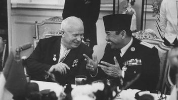 Bung Karno's Birthday, June 6: Nikita Khrushchev Gives A Statue Gift By Soviet Artists