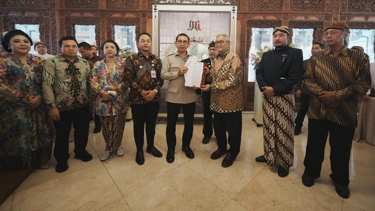 文化大臣は、カスンアナンのカステル・カサヌナン・スラカルタの文化遺産地域管理SKを提出しました