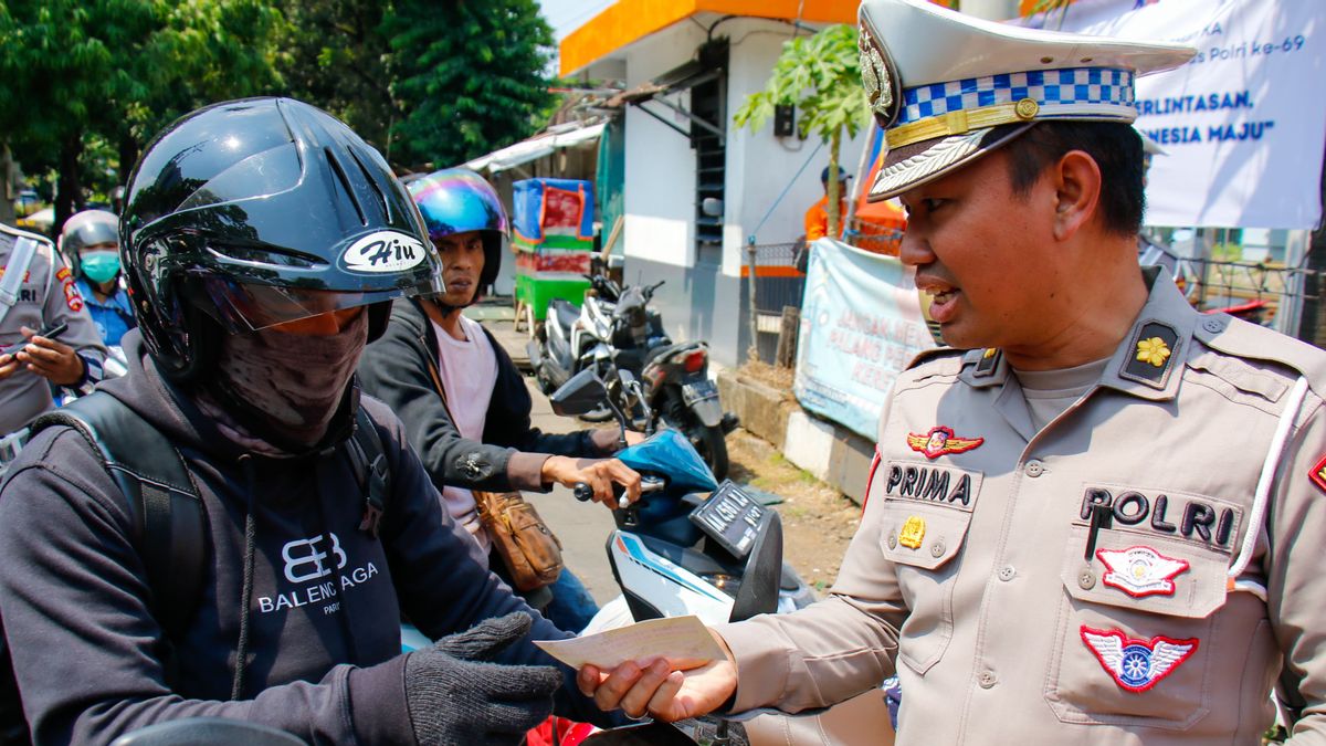 Polisi Bakal Tilang Pengguna Jalan yang Nekat Menerobos Pintu KA Kemayoran 