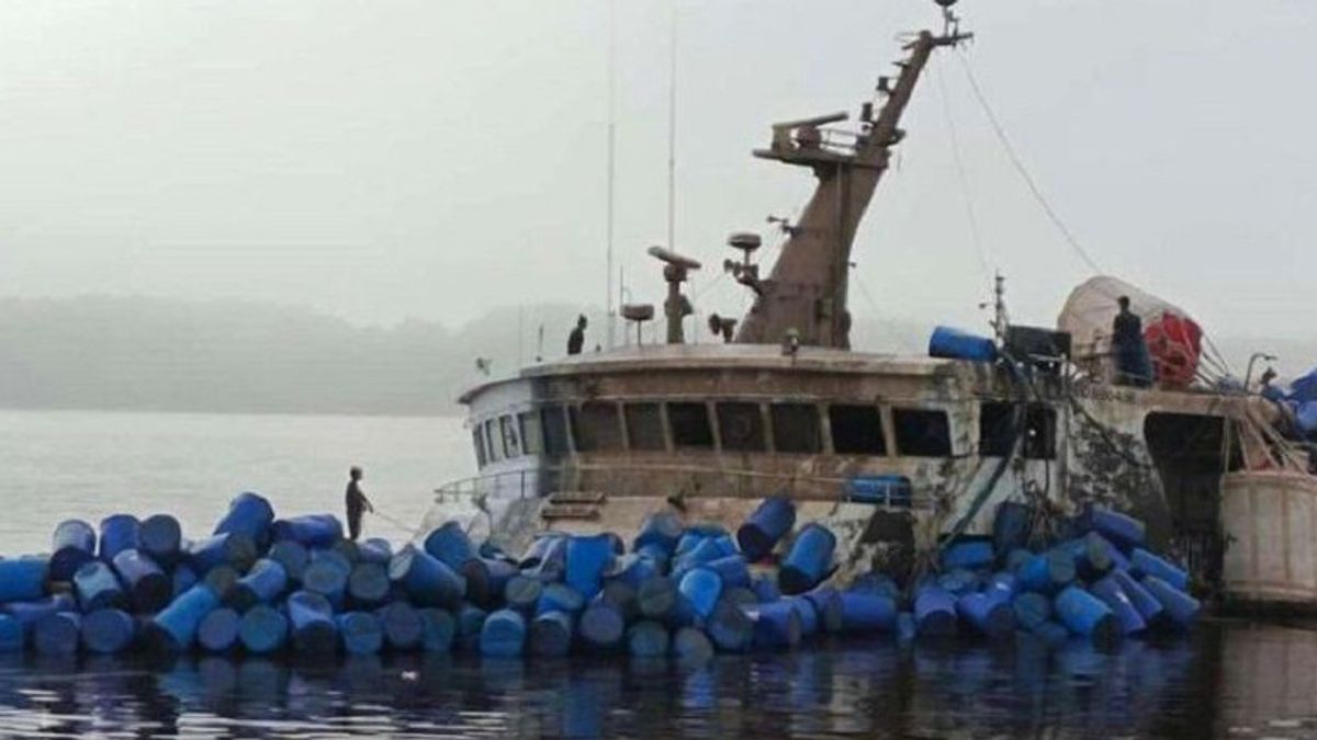 Kapal Satya Kencana yang Sempat Karam di Pelabuhan Kumai Kalteng Berhasil Ditegakan
