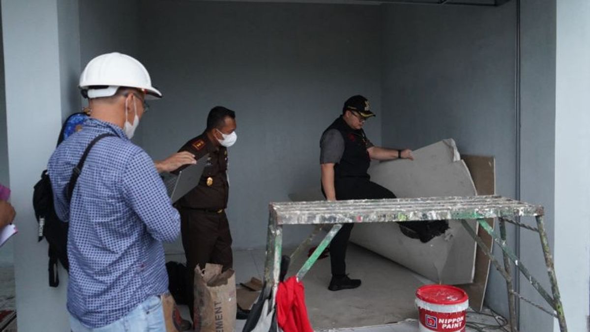 Kediri Regent Mas Dhito يركل السقف مباشرة Jebol ، ويفكك التملك غير المشروع لمشروع Rp12 مليار في سوق Wates 