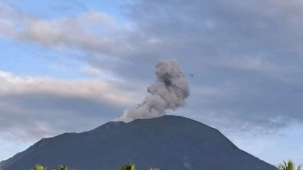 Gunung Ibu di Halmahera Alami Erupsi dengan Tinggi Kolom Letusan 200 M