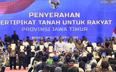 AHY Dampingi Jokowi Serahkan 10.323 Sertifikat Tanah di Banyuwangi