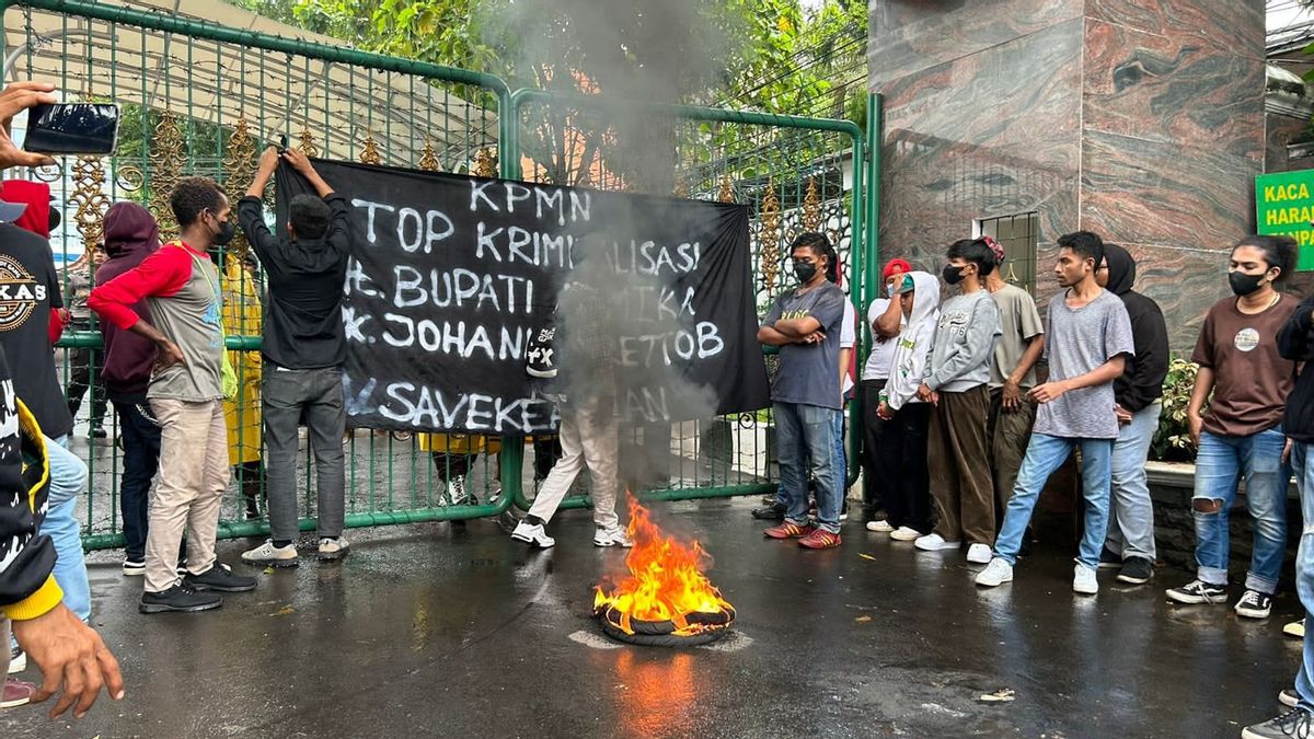 Massa KPMPP Demo di Kejagung, Protes Penanganan Kasus Bupati Mimika yang Dianggap Kriminalisasi