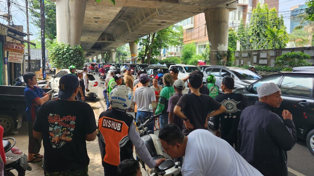 The Closing Of The U-Turn On Jalan Antasari, South Jakarta, Ended In A Commotion