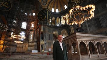 埃尔多安成为清真寺后首次访问索菲亚大教堂