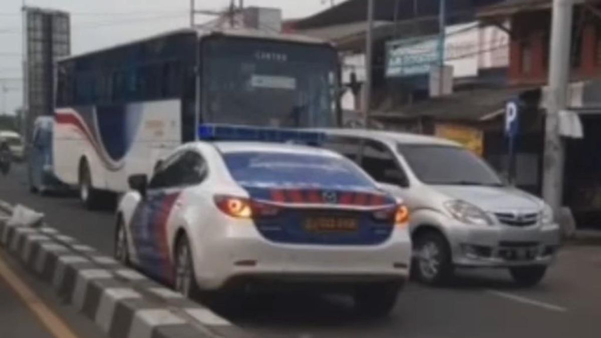 これは、コンポル・カマルルが交通渋滞の真ん中に流れに対してパトカーバンテン警察をもたらした理由であることが判明しました
