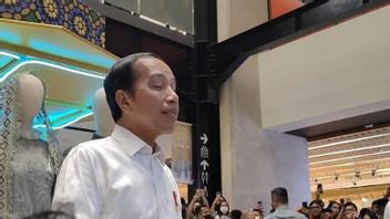 Sambil Tertawa Jokowi Tepis Wacana Gibran Ikut Pilpres: Yang Logis Sajalah