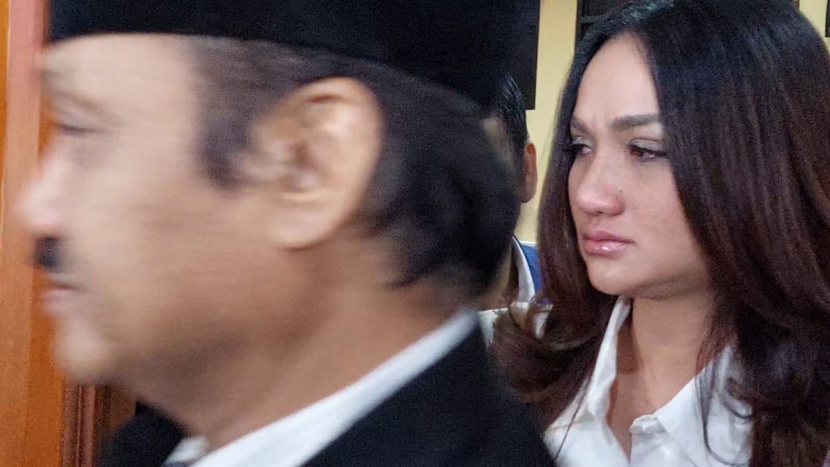 Tengku Dewi Menangis di Sidang Cerai dengan Andrew Andika