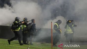 在国际足联体育场安全和安保条例中，催泪瓦斯已被禁止，但为什么它出现在坎朱鲁汉玛琅？