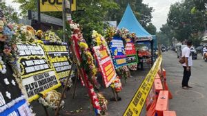 Karangan Bunga Berantas Terorisme Berjejer di Polsek Astanaanyar Bandung 
