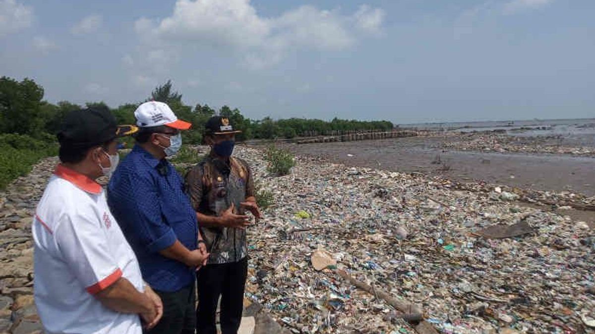 西ジャワDPRDメンバーは、シレボン海岸のゴミの深刻な処理を求めます