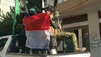 赤と白の旗を振りながら行進するアルカッサム旅団のハマス軍事翼のウイルスビデオ