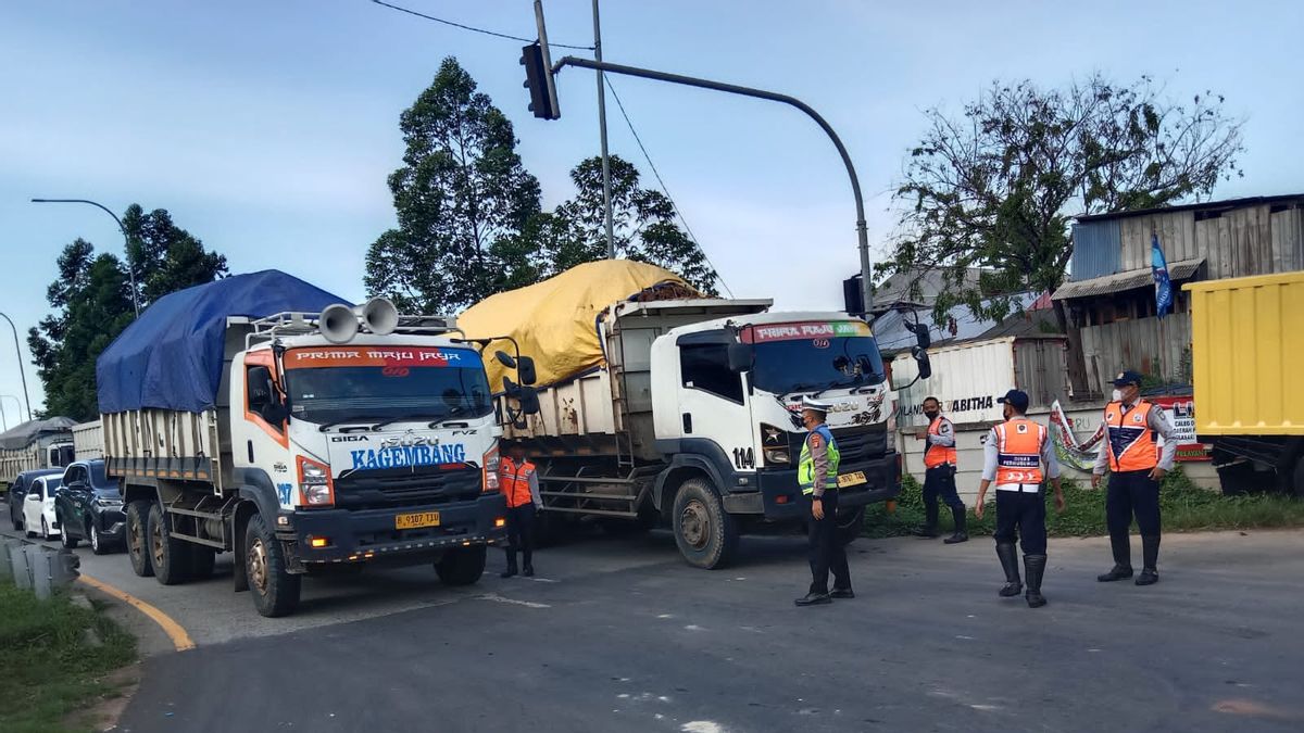 Des heures d’ouverture de l’ordre, 33 camions de transport terrestre à Tangerang sont sécurisés par la police