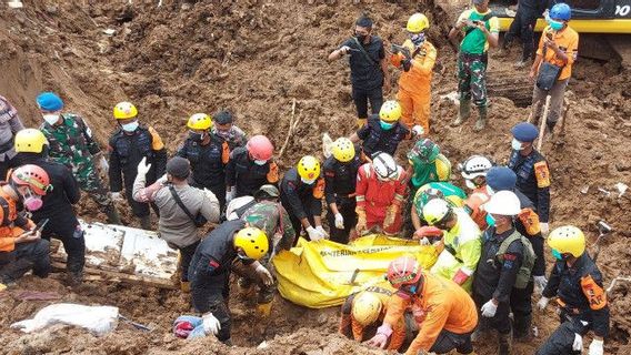 The SAR Team For The Evacuation Of Father's Body Is Brandishing His Daughter Who Is Buried By Longsoran In Cugenang