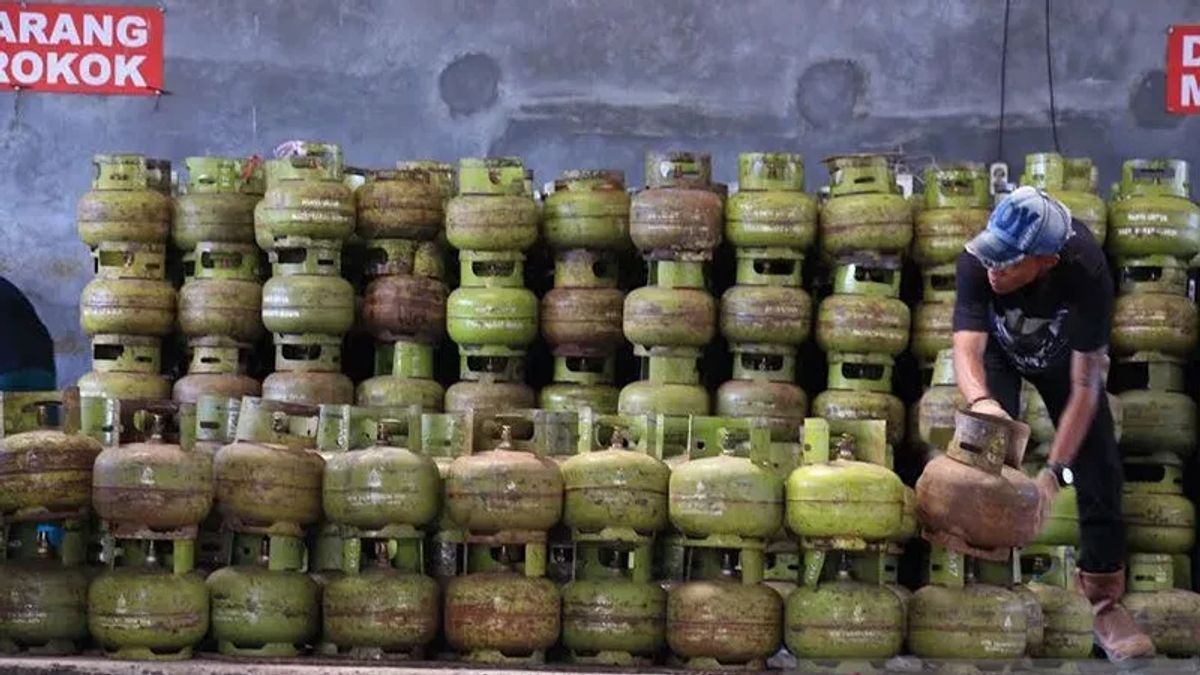القبض على 4 من مرتكبي خلط اسطوانات غاز 12.5 كجم إلى 3 كجم في القاعدة الرسمية لغاز البترول المسال في بيرتامينا بادانج