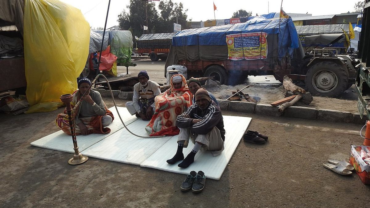 印度农民雪橇拖拉机填补德里收费公路