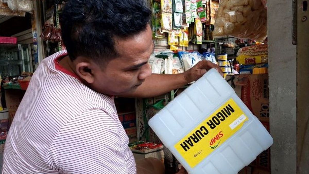 Anak Buah Luhut Bilang Beli Migor Pakai Pedulilindungi Bukan untuk Persulit, Pedagang: Ribet Banget