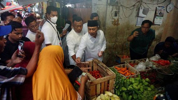 Sidak Pasar Tradisional di Ponorogo, Mendag Zulhas  Pantau Harga Sembako