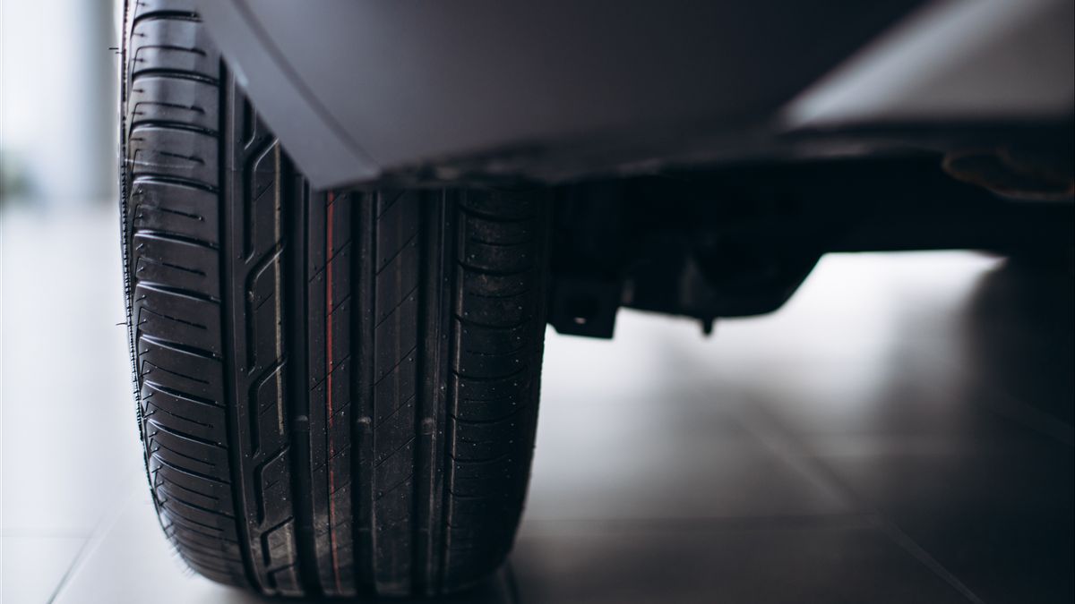 Voici ce qu'il faut tenir compte sur les pneus avant que la voiture traverse l'aspirate humide