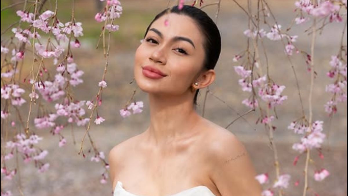 Ariel Tatum Berpose Anggun di Bawah Sakura yang Bermekaran, Intip Potret Cantiknya