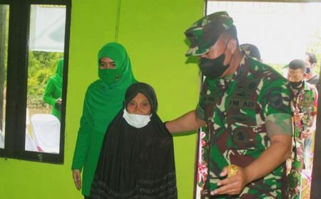 Bahagianya Ibu Armah, Janda di Palangka Raya yang Rumahnya Dibedah Prajurit TNI