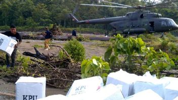 Confinée géographiquement, la logistique électorale pour les 6 villages du nord des Moluques a été envoyée sur un hélicoptère TNI